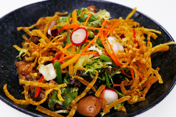 saute chicken and mixed green vegetable salad with crispy fried breads