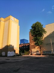 Łódzkie budynki w świetle powoli zachodzącego słońca.  © Kamil