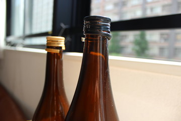 日本酒, 瓶, 四合瓶, 一升瓶, ボトル , 飲む, 酒, お酒, 日光, 紫外線, 劣化, 直射日光, 窓際, 保存, drink, water, 透明, 清涼, 爽やか, 日本酒　飲み方, お酒, 飲酒, アルコール, sake, japanese sake, SAKE, Nihonshu, japanese food, alcohol, drinking, bottle,