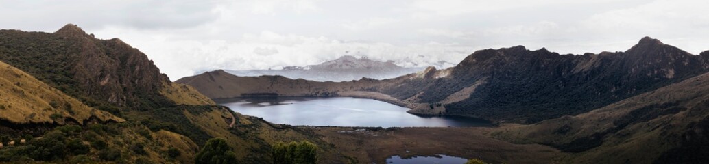 Laguna Ecuador panorámica