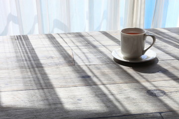 朝の窓辺　カーテン越しの陽射し