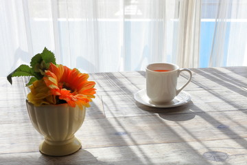 朝の窓辺　カーテン越しの陽射し