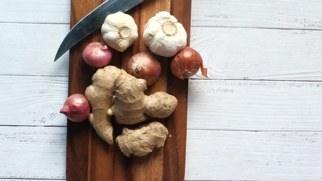 ginger, garlic and onion on chopping board.