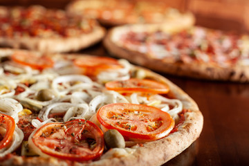 Pizza com tomate. azeitona e cebola