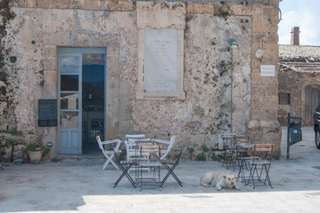 Fototapeta na wymiar Vecchio e caratteristico bar nell’antica città di Marzamemi in Sicilia