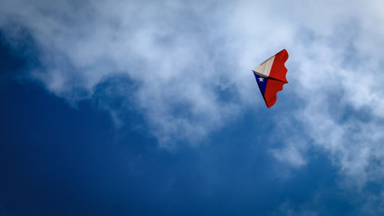 Elevando volantín en hermoso cielo en chile © AQ Fotografia