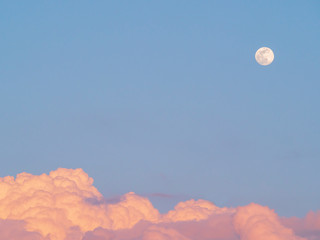夕空の月と雲