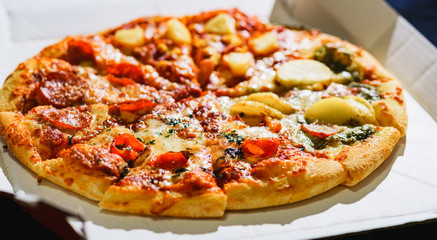 デリバリー　宅配　ピザ　テイクアウト　イタリアン　ファーストフード　グルメ　コロナ　外出自粛