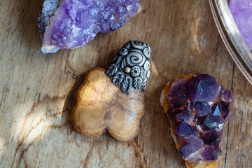 Beautiful ayahuasca root pendant on wooden backround with amethyst druses