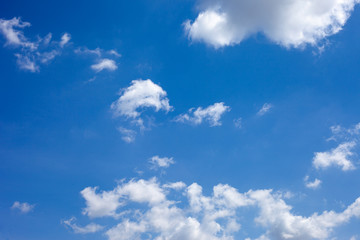 Fototapeta na wymiar fluffy cloud in the blue sky, nature background concept