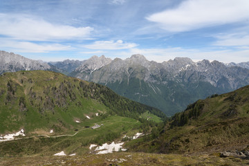 Fototapeta na wymiar Escursione lungo la cima del monte Torondon