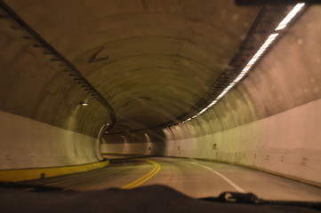 Tunel de noche