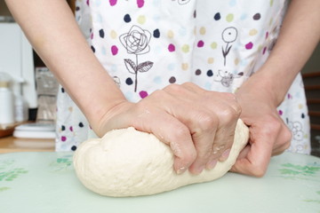 自宅でパン作り。生地を捏ねる作業中。