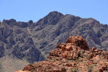 Fototapeta na wymiar Red Aztec Sandstone rock formations and Nevada Desert Mountains