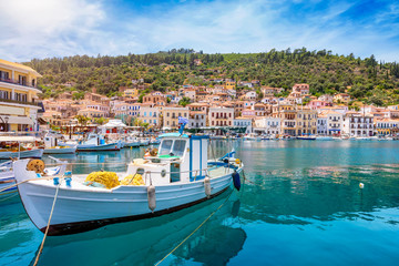 Der idyllische Hafen von Gytheio auf dem Peloponnes in Griechenland mit Fischerbooten, smaragdgrünem Meer und Sonnenschein - obrazy, fototapety, plakaty