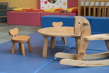 子供たちが遊ぶエリアと馬の遊具