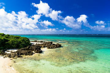 宮古島の美しいサンゴ礁の海 © san724