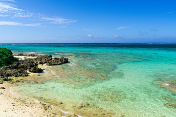 Fototapeta na wymiar 宮古島の美しいサンゴ礁の海