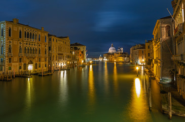 Obraz premium Canale Grande in Venedig bei Nacht von Accademia Brücke