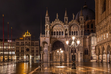 Markusdom in Venedig bei Nacht