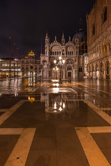 Fototapeta na wymiar Markusdom in Venedig bei Nacht