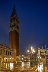 Campanile auf dem Markusplatz in Venedig bei Nacht