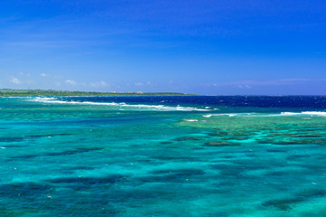 宮古島の美しいサンゴ礁の海