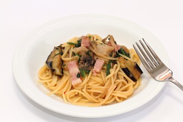舞茸とナスとホウレン草とベーコンの和風パスタ