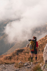 Randonneuse en montagne au détour d'un chemin