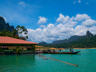 Fototapeta na wymiar Floating bungalows in a lake