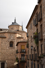 Fototapeta na wymiar Ruelle médiévale à Tolède, Espagne
