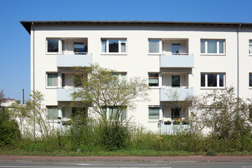 Wohnhaus, Modernes Mehrfamilienhaus im Frühling, Bremen