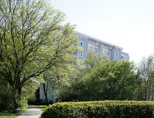 Wohnhaus, Modernes Mehrfamilienhaus im Frühling, Bremen