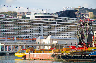 MSC Cruises Kreuzfahrtschiff im Hafen von Genua, Italien - MSC Cruises Cruiseship or cruise ship...