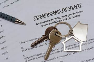 Compromis de vente, trousseau de clés et stylo. Concept d'achat immobilier, France