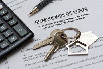 Compromis de vente, trousseau de clés, calculette et stylo. Concept d'achat immobilier, France