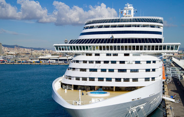MSC Cruises Kreuzfahrtschiff im Hafen von Barcelona, Spanien - MSC Cruises Cruiseship or cruise...