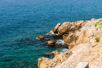 Rochers au bord de mer Méditerranée