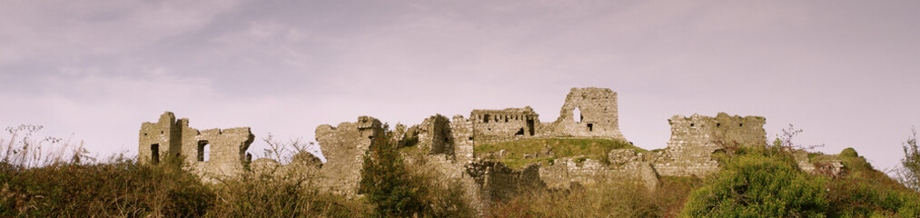 Fototapeta na wymiar old castle ruins in ireland