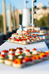 Petits fours sur un plateau