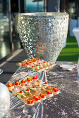 Petits fours sur un plateau