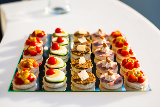 Petits fours sur un plateau