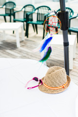 Fototapeta na wymiar Attrape-rêve, chapeau et lunettes en décoration de table