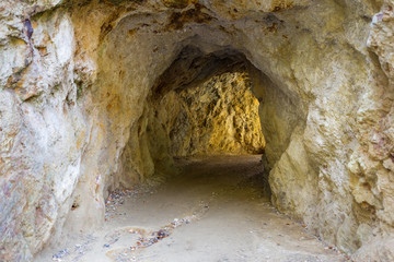 tunel wykuty w skale piaskowcu  Rudawy Janowickie