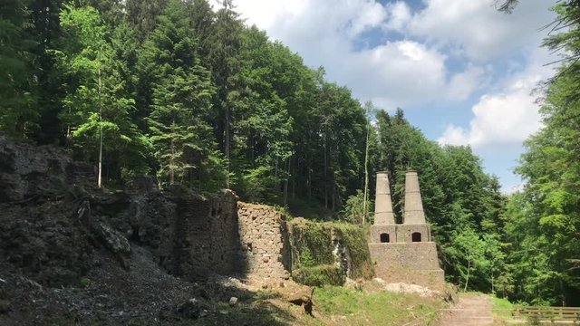Brennofen und T&uuml;rme des unter Denkmalschutz stehenden Zementwerk Litzlsdorf