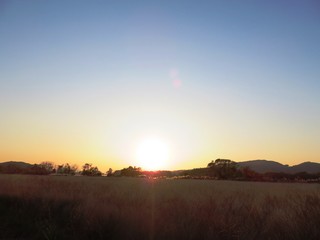 日本の田舎の風景　12月　河川敷の夕景グラデーション　日没の瞬間