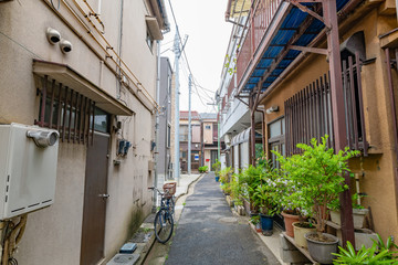 東京の住宅密集地・古い家