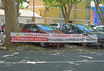 Panneau donnant des directives liées au coronavirus covid 19.