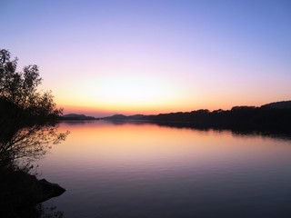 日本の田舎の風景　12月　川辺の夕景グラデーション　水鏡