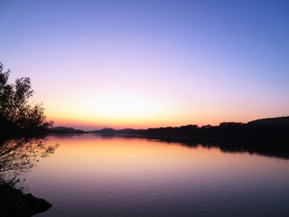 Obraz na płótnie Canvas 日本の田舎の風景　12月　川辺の夕景グラデーション　水鏡